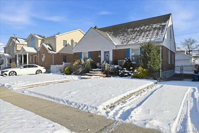 38 Irving Lane, New Hyde Park, NY 11040