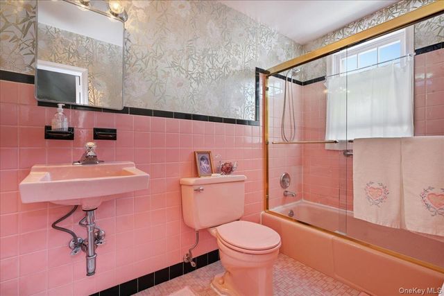 38 Irving Lane, New Hyde Park, NY 11040