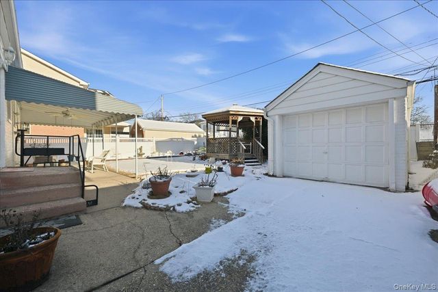 38 Irving Lane, New Hyde Park, NY 11040