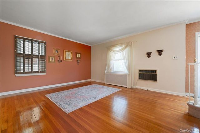 38 Irving Lane, New Hyde Park, NY 11040