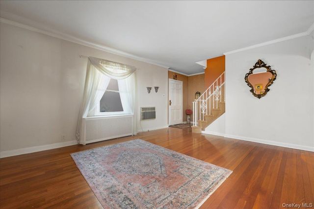 38 Irving Lane, New Hyde Park, NY 11040