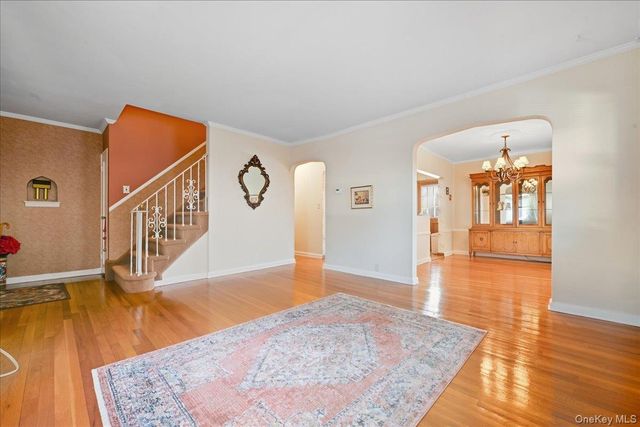 38 Irving Lane, New Hyde Park, NY 11040