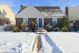 38 Irving Lane, New Hyde Park, NY 11040