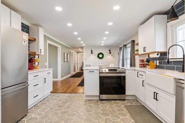 3301 Natural Bridge Rd, Waynesboro, TN 38485