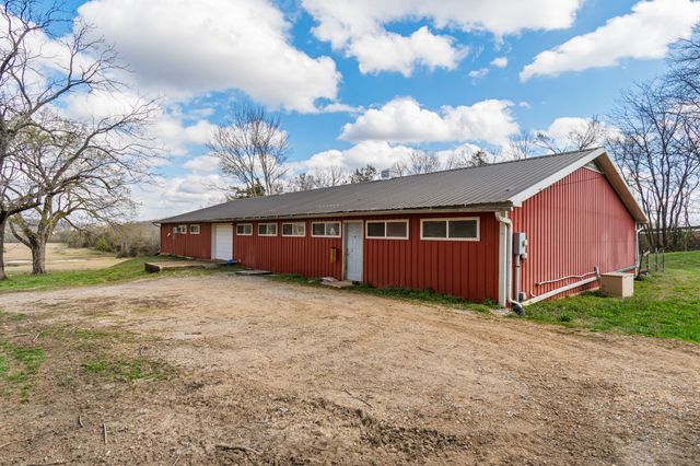 3301 Natural Bridge Rd, Waynesboro, TN 38485