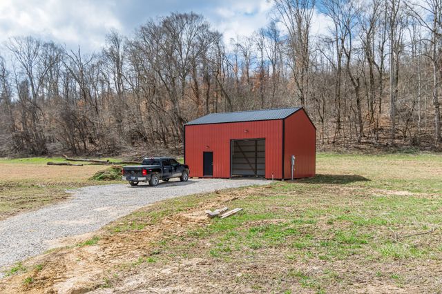 3301 Natural Bridge Rd, Waynesboro, TN 38485