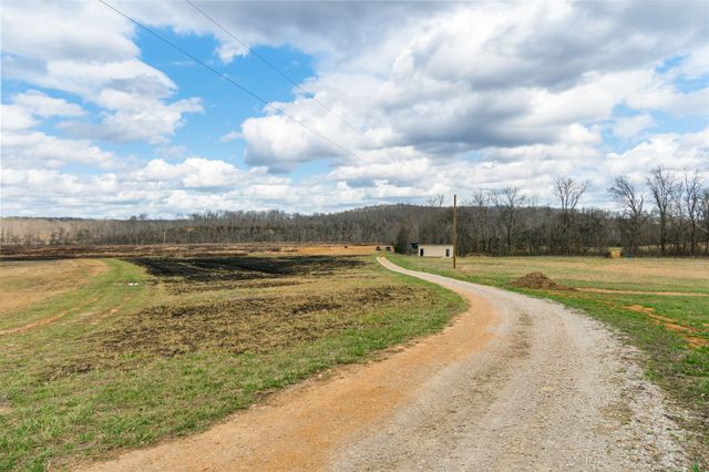 3301 Natural Bridge Rd, Waynesboro, TN 38485