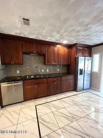 19 Stratford Place, Gulfport, MS 39503