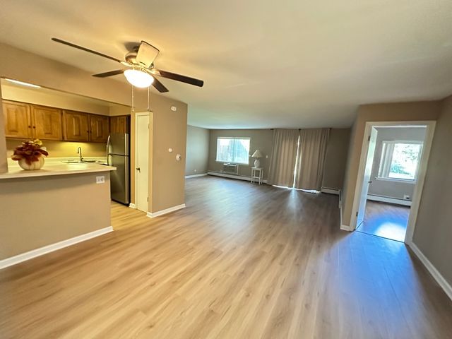 2311 S Goebbert Road S B102, Arlington Heights, IL 60005