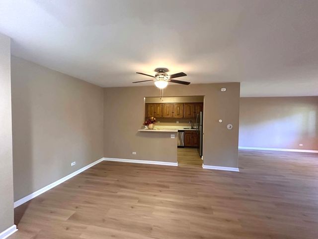 2311 S Goebbert Road S B102, Arlington Heights, IL 60005
