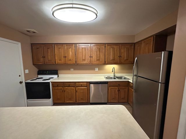 2311 S Goebbert Road S B102, Arlington Heights, IL 60005