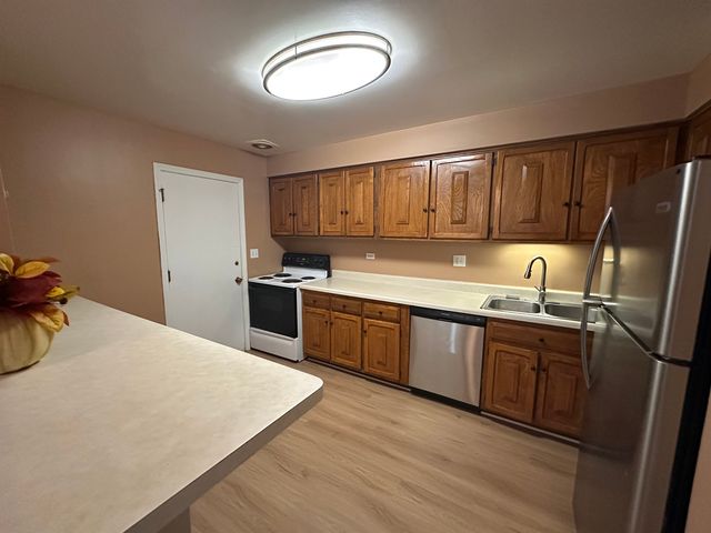 2311 S Goebbert Road S B102, Arlington Heights, IL 60005