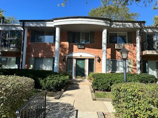 2311 S Goebbert Road S B102, Arlington Heights, IL 60005