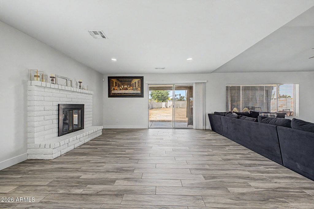 Image 10 of property listing at 11244 N 58TH Drive, Glendale, AZ 85304