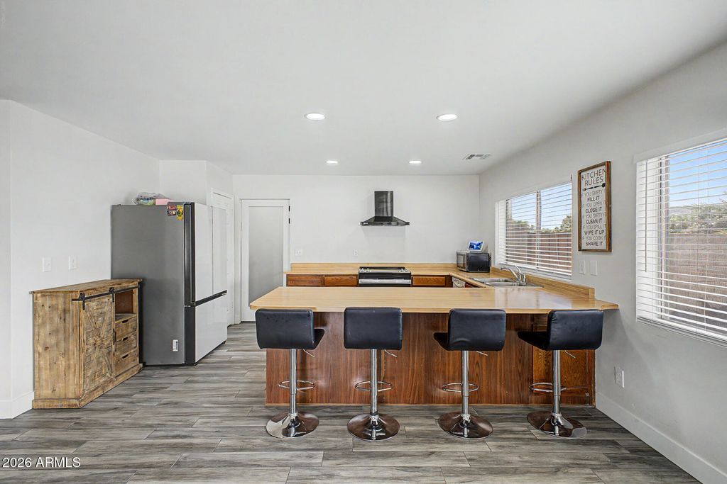 Image 11 of property listing at 11244 N 58TH Drive, Glendale, AZ 85304