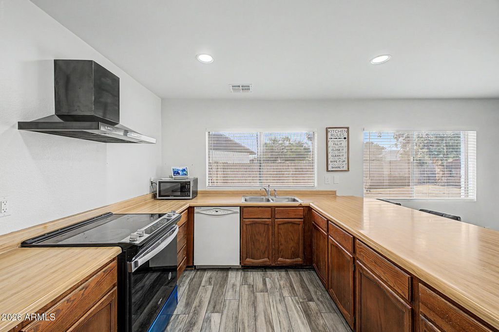 Image 12 of property listing at 11244 N 58TH Drive, Glendale, AZ 85304