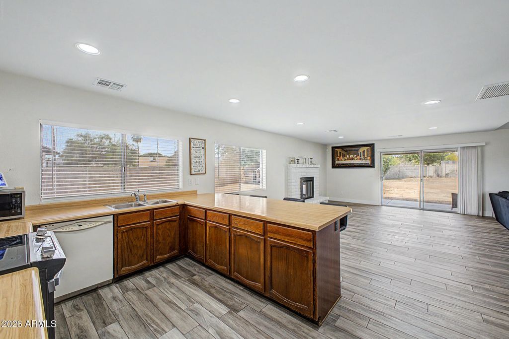 Image 13 of property listing at 11244 N 58TH Drive, Glendale, AZ 85304