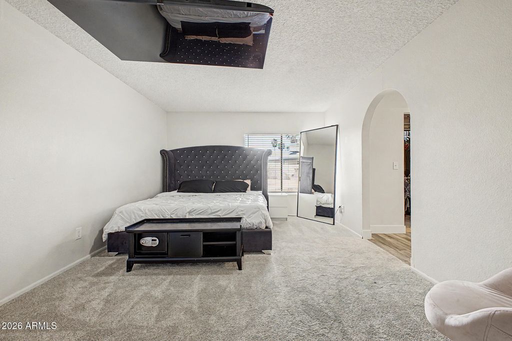 Image 15 of property listing at 11244 N 58TH Drive, Glendale, AZ 85304