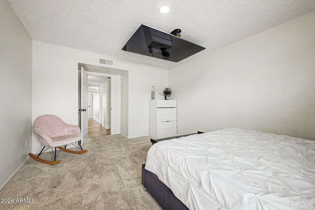 Image 17 of property listing at 11244 N 58TH Drive, Glendale, AZ 85304