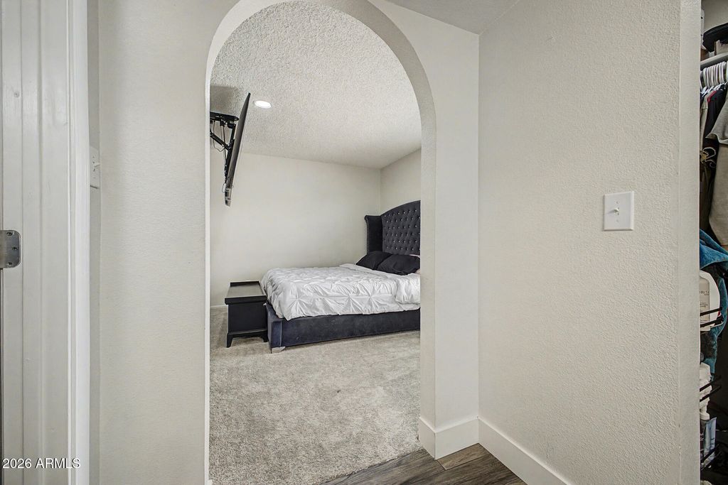 Image 20 of property listing at 11244 N 58TH Drive, Glendale, AZ 85304