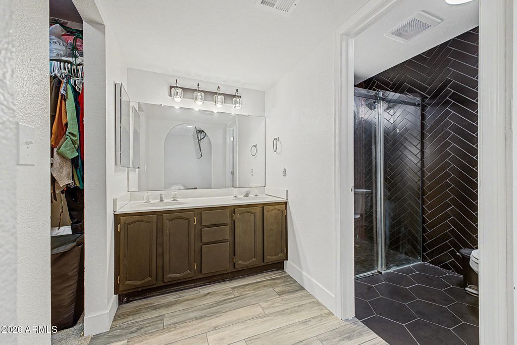 Image 21 of property listing at 11244 N 58TH Drive, Glendale, AZ 85304