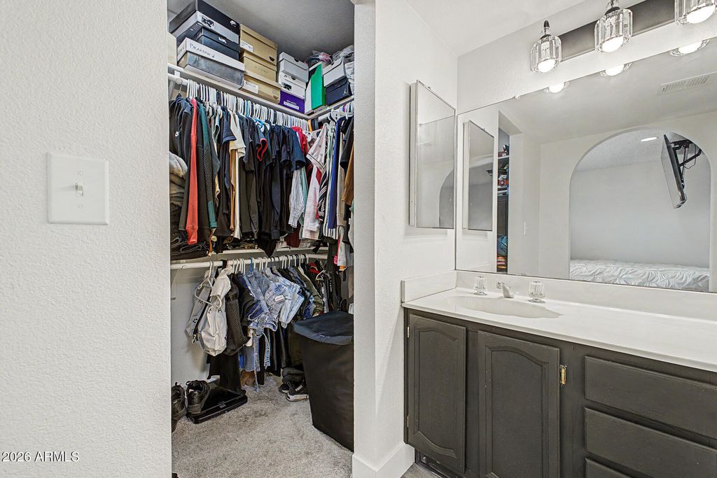 Image 22 of property listing at 11244 N 58TH Drive, Glendale, AZ 85304