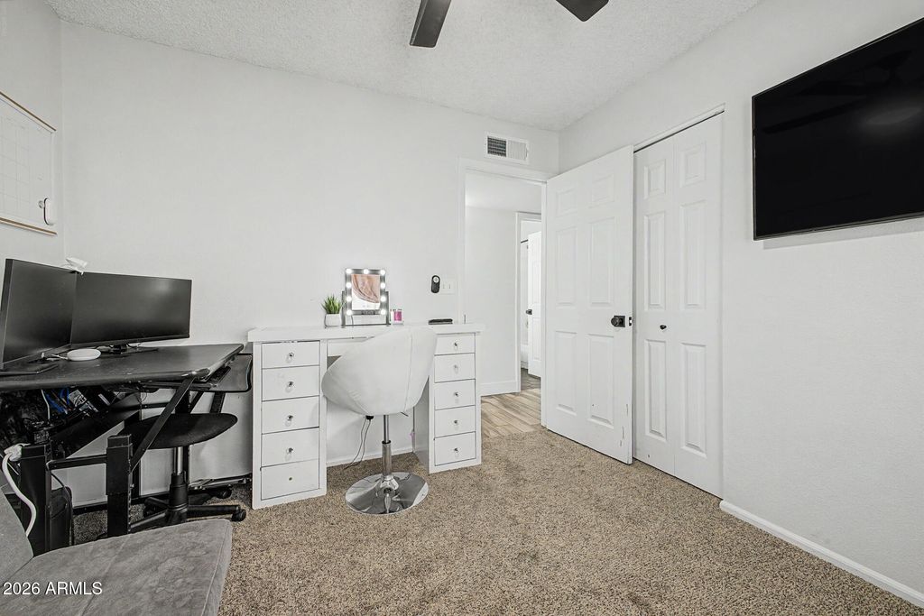 Image 26 of property listing at 11244 N 58TH Drive, Glendale, AZ 85304