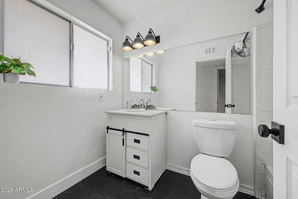 Image 29 of property listing at 11244 N 58TH Drive, Glendale, AZ 85304