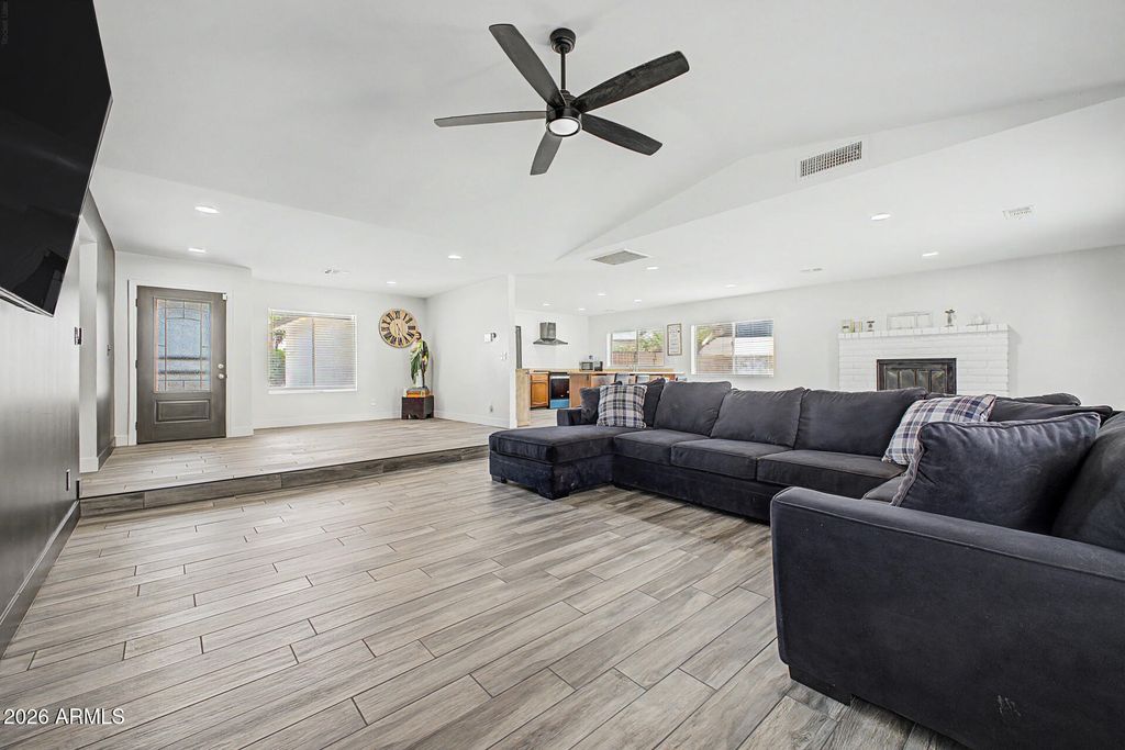 Image 3 of property listing at 11244 N 58TH Drive, Glendale, AZ 85304