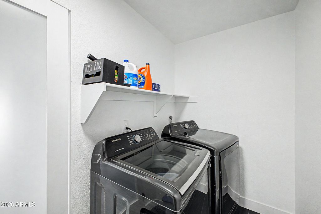 Image 30 of property listing at 11244 N 58TH Drive, Glendale, AZ 85304