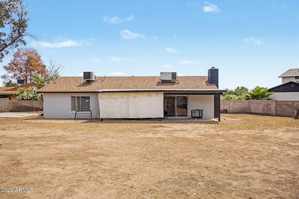 Image 31 of property listing at 11244 N 58TH Drive, Glendale, AZ 85304