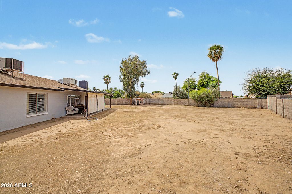 Image 32 of property listing at 11244 N 58TH Drive, Glendale, AZ 85304