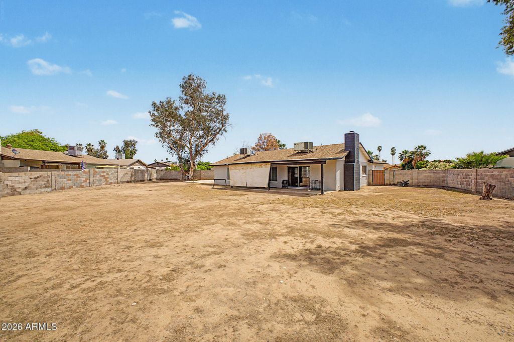 Image 33 of property listing at 11244 N 58TH Drive, Glendale, AZ 85304