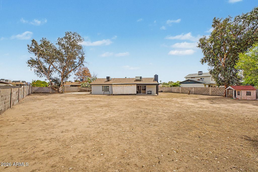 Image 5 of property listing at 11244 N 58TH Drive, Glendale, AZ 85304