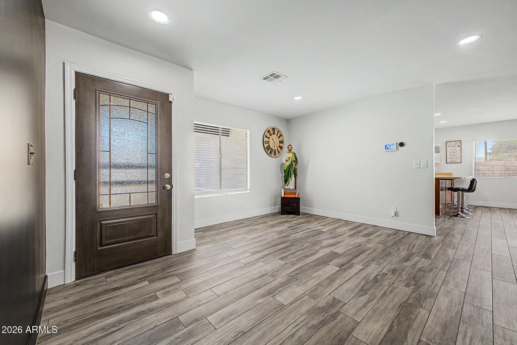 Image 6 of property listing at 11244 N 58TH Drive, Glendale, AZ 85304