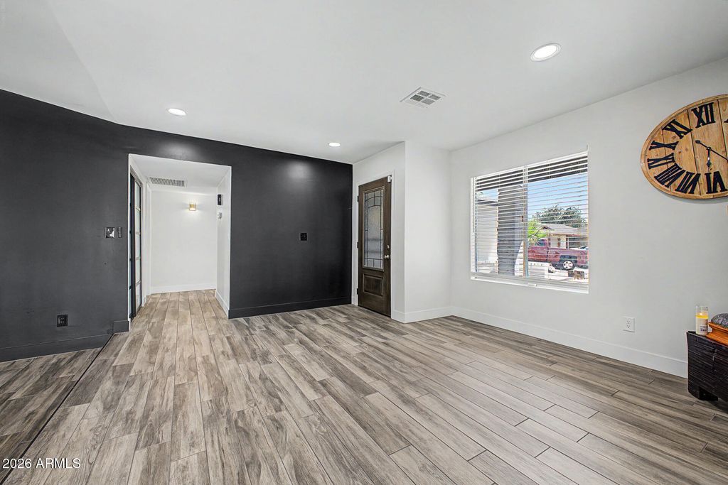 Image 7 of property listing at 11244 N 58TH Drive, Glendale, AZ 85304