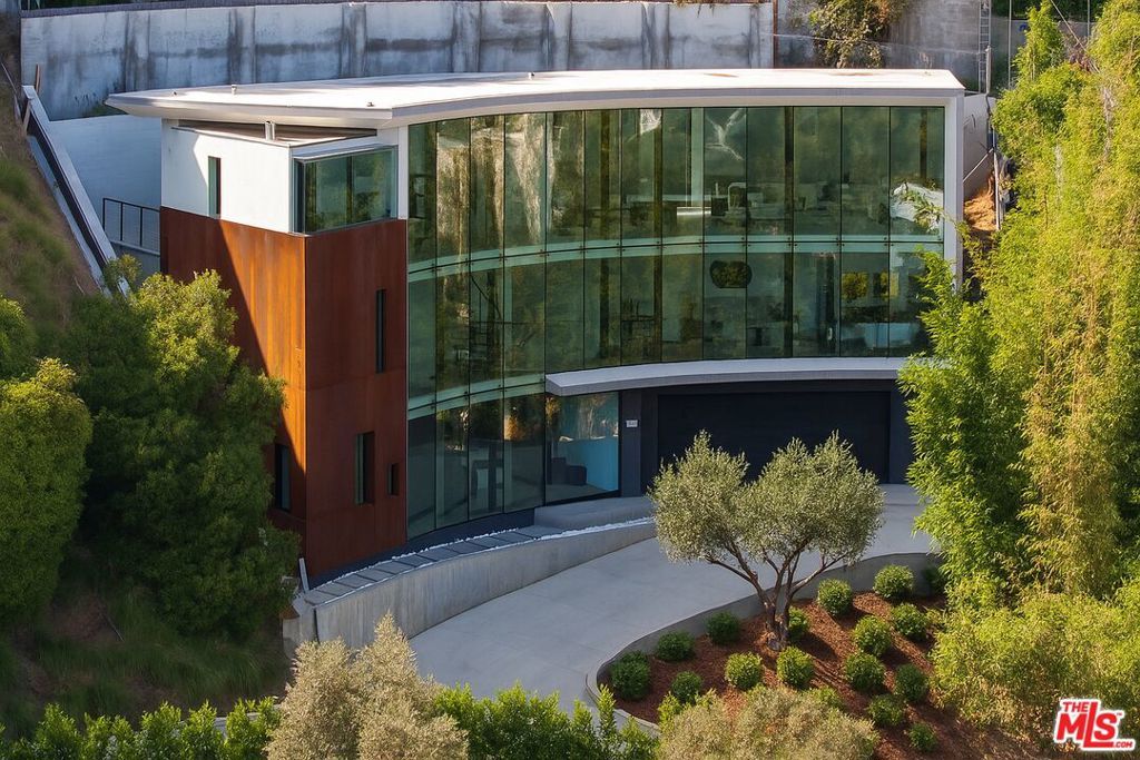 9277 Thrush Way, Los Angeles, CA 90069