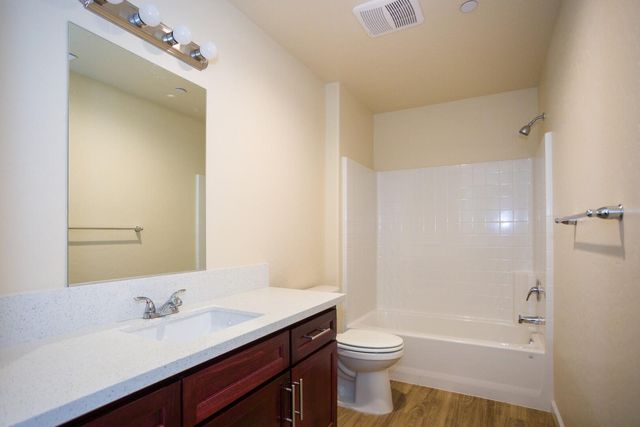 142 E Vandalia Avenue, Porterville, CA 93257