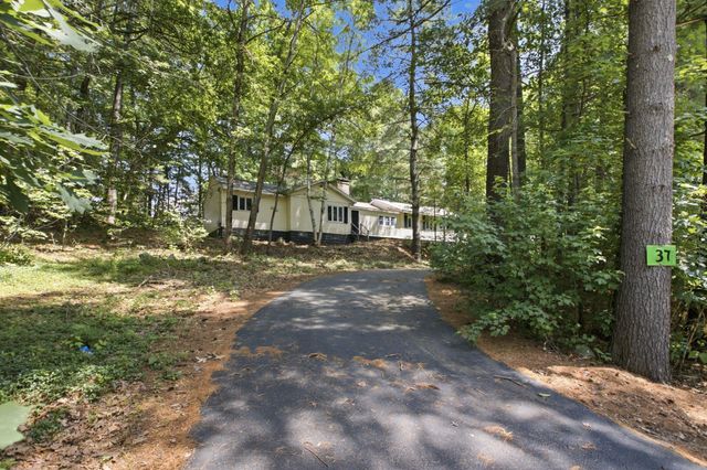 37 Hall Road, Londonderry, NH 03053