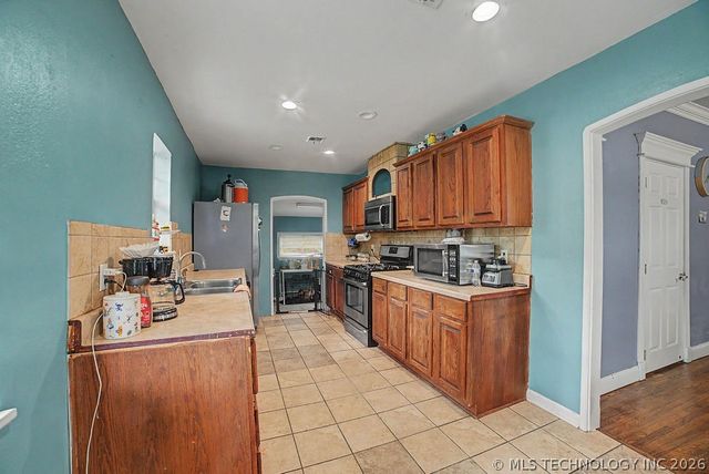 1925 W Broadway Street, Collinsville, OK 74021