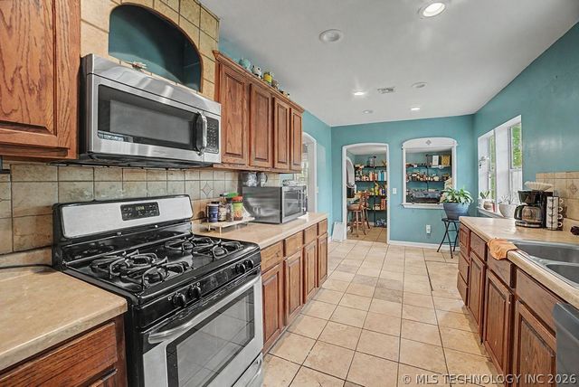 1925 W Broadway Street, Collinsville, OK 74021