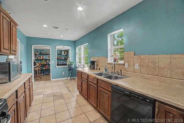 1925 W Broadway Street, Collinsville, OK 74021