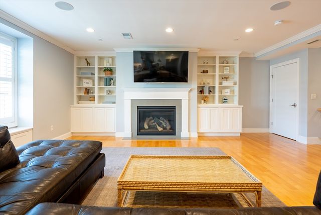 881 E 2nd St 13, Boston, MA 02127