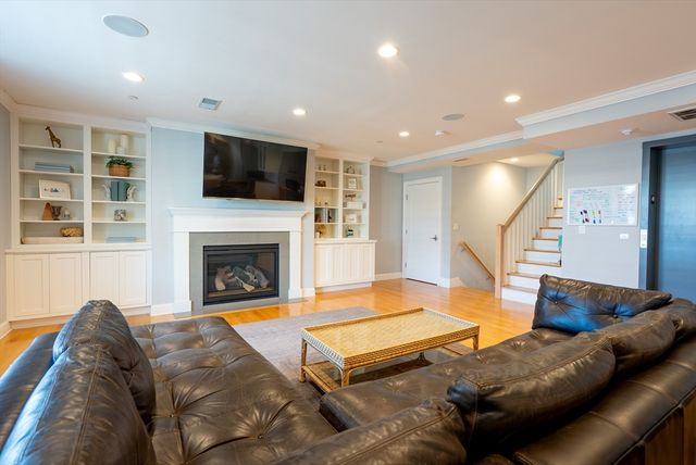 881 E 2nd St 13, Boston, MA 02127