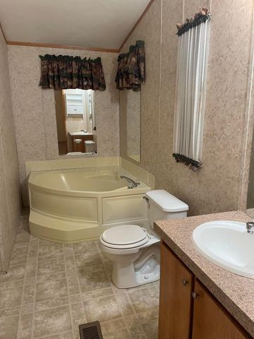 401 N Grace Street, Stratford, TX 79084