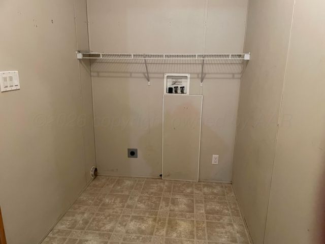 401 N Grace Street, Stratford, TX 79084