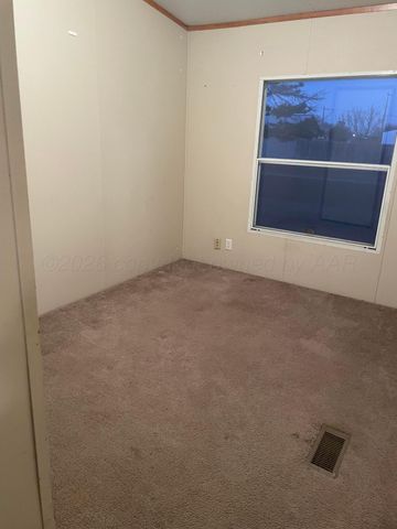 401 N Grace Street, Stratford, TX 79084