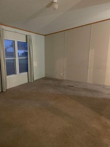 401 N Grace Street, Stratford, TX 79084