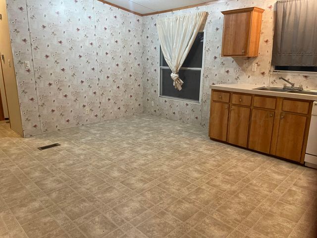 401 N Grace Street, Stratford, TX 79084