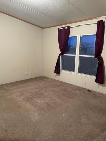 401 N Grace Street, Stratford, TX 79084